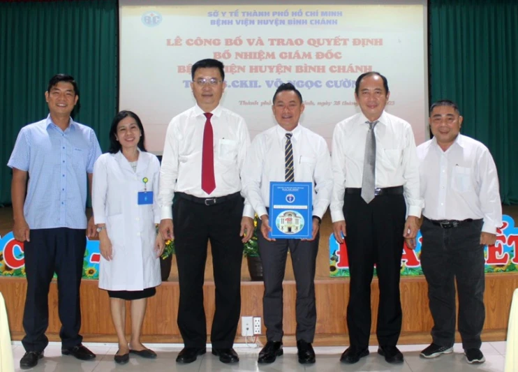 ThS-BS Võ Ngọc Cường (thứ 3 từ phải qua) nhận quyết định bổ nhiệm Giám đốc BV huyện Bình Chánh. Ảnh: TRẦN NGỌC ThS-BS Võ Ngọc Cường (thứ 3 từ phải qua) nhận quyết định bổ nhiệm Giám đốc BV huyện Bình Chánh. Ảnh: TRẦN NGỌC