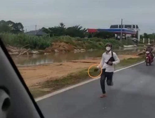 Người thanh niên cầm cục gạch ném bể kính xe cứu thương. Ảnh: MXH