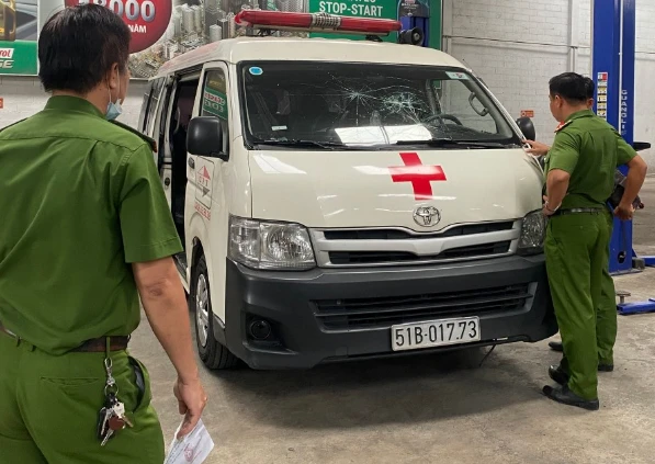 Cơ quan công an đang giám định thiệt hại xe cứu thương bị đập bể kình. Ảnh: TRẦN NGỌC Cơ quan công an đang giám định thiệt hại xe cứu thương bị đập bể kình. Ảnh: TRẦN NGỌC