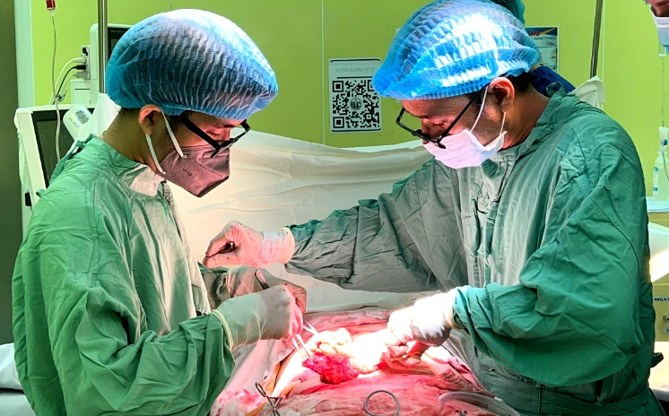 Các bác sĩ đang phẫu thuật chấn thương vùng bụng cho chị N. Ảnh: BVCC Các bác sĩ đang phẫu thuật chấn thương vùng bụng cho chị N. Ảnh: BVCC