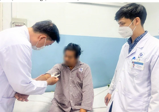 Các bác sĩ kiểm tra sức khỏe ông T sau điều trị túi phình động mạch. Ảnh: BVCC Các bác sĩ kiểm tra sức khỏe ông T sau điều trị túi phình động mạch. Ảnh: BVCC