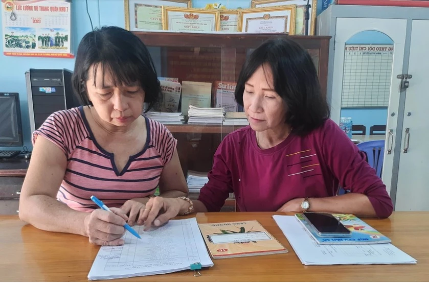 Bà Tô Thị Tuyết Nhung (phải), cán bộ dân số phường Đông Hưng Thuận, quận 12, TP.HCM đang cập nhật tình hình biến động dân số trên địa bàn. Ảnh: TRẦN NGỌC