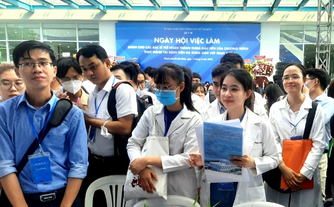 Các bác sĩ trẻ chờ phỏng vấn tại ngày hội tìm việc làm. Ảnh: TRẦN NGỌC Các bác sĩ trẻ chờ phỏng vấn tại ngày hội tìm việc làm. Ảnh: TRẦN NGỌC
