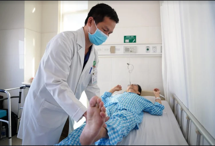 Bác sĩ kiểm tra sức khỏe ông Đ sau thay hai khớp háng cùng lúc. Ảnh: BVCC Bác sĩ kiểm tra sức khỏe ông Đ sau thay hai khớp háng cùng lúc. Ảnh: BVCC