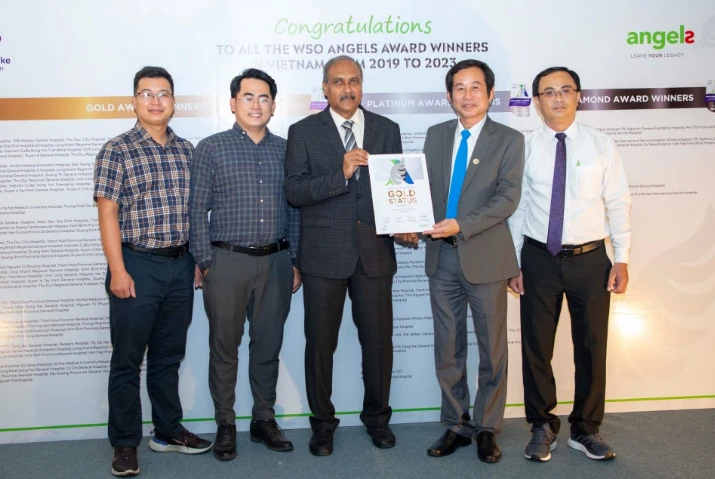 Bác sĩ Trần Văn Khanh (thứ hai từ phải) đang nhận chứng nhận vàng trong điều trị đột quỵ. Ảnh: BVCC Bác sĩ Trần Văn Khanh (thứ hai từ phải) đang nhận chứng nhận vàng trong điều trị đột quỵ. Ảnh: BVCC
