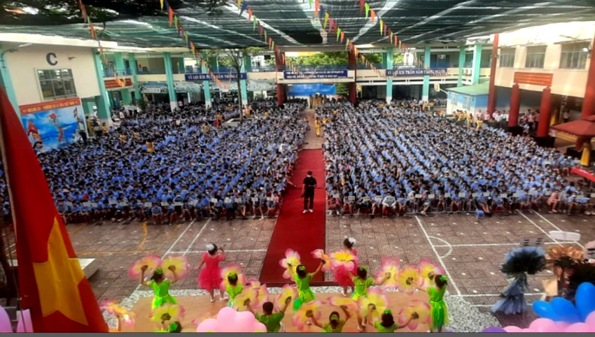 Gần 5.000 học sinh Trường Tiểu học Ngô Quyền, Bình Tân dự khai giảng. Ảnh: TRẦN NGỌC Gần 5.000 học sinh Trường Tiểu học Ngô Quyền, Bình Tân dự khai giảng. Ảnh: TRẦN NGỌC