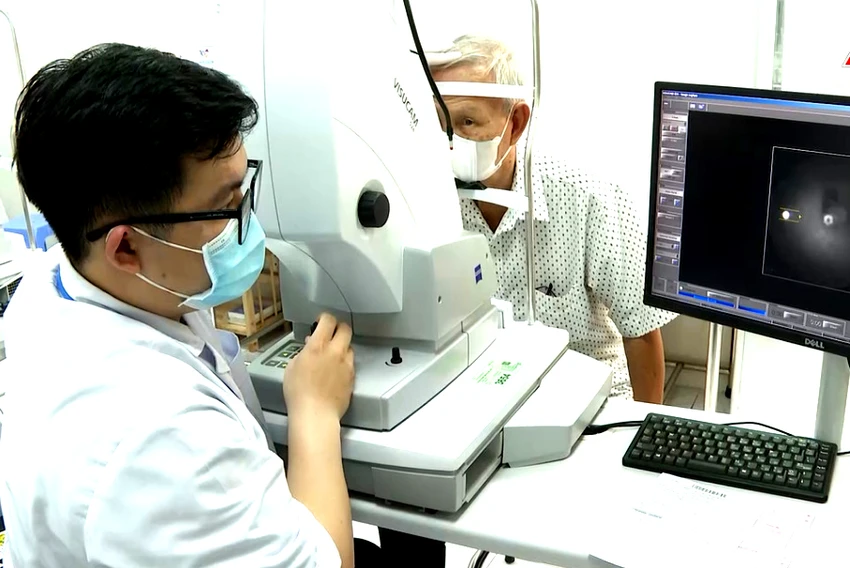 Bác sĩ BV Mắt TP.HCM đang sử dung phần mềm EyeDr để khám bệnh nhân bị glôcôm. Ảnh: TRẦN NGỌC Bác sĩ BV Mắt TP.HCM đang sử dung phần mềm EyeDr để khám bệnh nhân bị glôcôm. Ảnh: TRẦN NGỌC