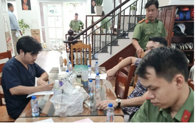 Mr Lee vi phạm