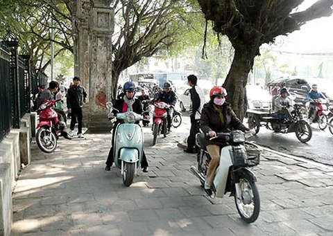 Tắc đường, xe máy trèo lên vỉa hè không phải là hiếm. dsf