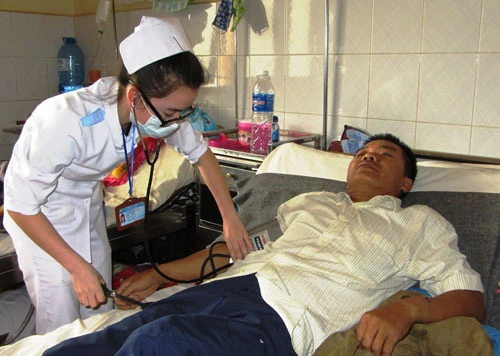 Một nạn nhân bị côn đồ xông vào nhà chém trọng thương ảnh 1 Bị