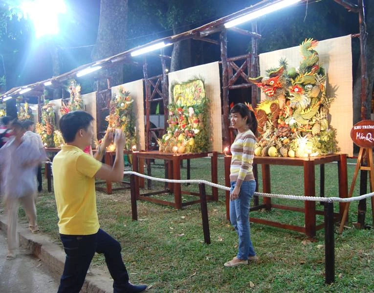 TP.HCM: Người dân đổ ra đường đón giao thừa ảnh 6 TP.HCM: Người dân đổ ra đường đón giao thừa ảnh 6