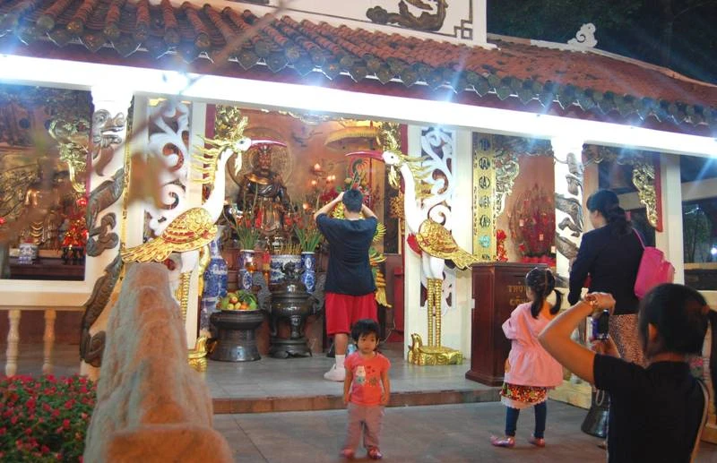 TP.HCM: Người dân đổ ra đường đón giao thừa ảnh 7 TP.HCM: Người dân đổ ra đường đón giao thừa ảnh 7
