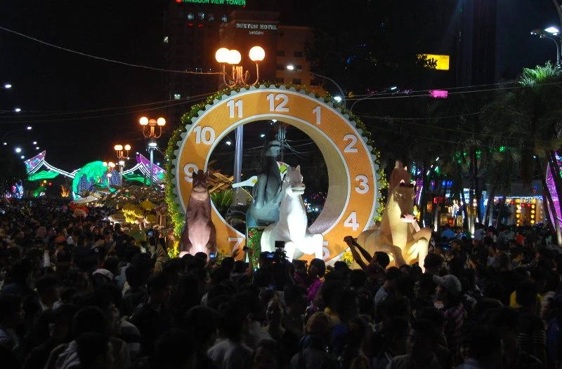 TP.HCM: Người dân đổ ra đường đón giao thừa ảnh 8 TP.HCM: Người dân đổ ra đường đón giao thừa ảnh 8
