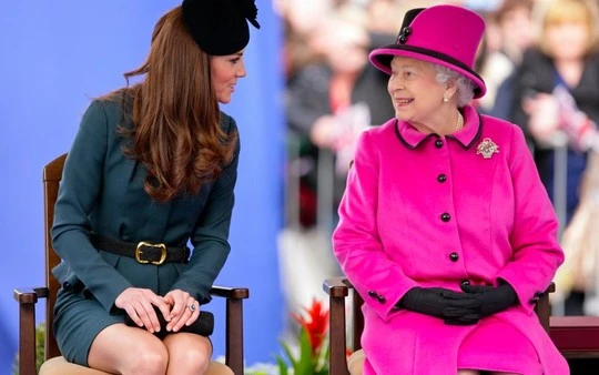 http://cdn.thedailybeast.com/content/dailybeast/articles/2014/02/03/queen-orders-makeover-for-duchess-kate-lady-mary-s-wedding-tiara-for-rent/jcr:content/image.crop.800.500.jpg/1391452926718.cached.jpg