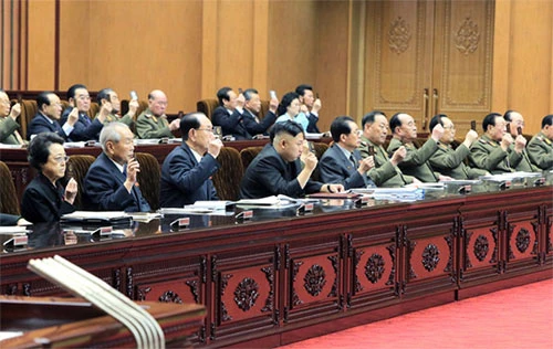 Kim Jong-un (thứ 4 từ trái sang) và Jang Song-thaek (thứ 5 từ trái sang) tại kỳ họp quốc hội tháng 4/2013. Ảnh: Rodong Sinmun quoc-hoi-6717-1391487153.jpg