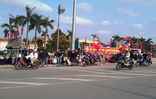 Đầu năm, bầu cua 'lên ngôi' ảnh 2 Trớ trêu rằng, sòng cua bầu lớn nhất TP.Đông Hà lại nằm trước sảnh của ...Nhà <a href='https://plo.vn/van-hoa/' title='văn hóa'>văn hóa</a> trung tâm tỉnh Quảng Trị