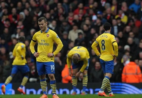 Các cầu thủ Arsenal thất vọng sau trận thua. 2-3836-1391905227.jpg