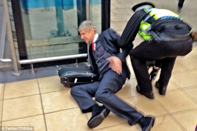 Chùm ảnh HLV Wenger ngã dúi dụi sau thất bại 1-5 của Arsenal ảnh 3 Chùm ảnh HLV Wenger ngã dúi dụi sau thất bại 1-5 của Arsenal ảnh 3