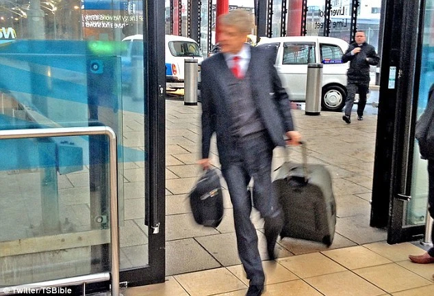 Chùm ảnh HLV Wenger ngã dúi dụi sau thất bại 1-5 của Arsenal ảnh 1