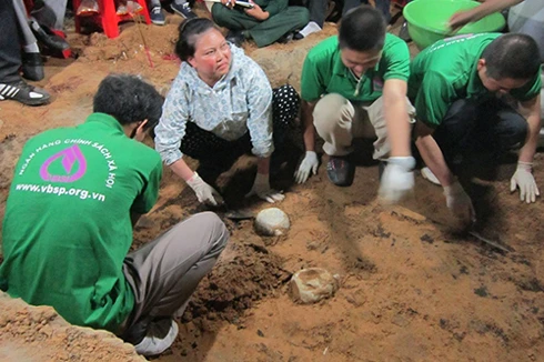 Bị can Mẫn Thị Duyên (áo hoa). Ảnh: Quang Hà thuy-490-2187-1393588209.jpg