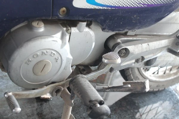 Rửa xe truyền thống Hệ thống rửa xe máy tự động Thủ công Tự động hóa Thời gian rửa từ 15-20 phút 5-7 phút Vốn ít Đầu tư lớn (hơn 100 triệu) Năng suất thấp Năng suất cao Cần nhiều sức lao động Tiết kiệm nhân công Giá thành rửa cao Giá thành rửa thấp Rửa bằng xà phòng Sử dụng bọt tẩy chuyên dụng Quản lý thủ công Dễ quản lý do có bộ đếm điện tử Một số hình ảnh trước và sau khi rửa xe bằng hệ thống rửa xe máy tự động