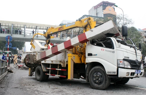 Xe tải biển xanh húc đổ cổng cầu vượt ảnh 2 a2-9745-1394769782.jpg