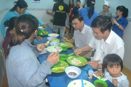 Bí thư Quảng Ngãi ăn cơm chung với người nghèo ảnh 1 Bí thư Tỉnh ủy Quảng Ngãi dùng cơm với người nghèo