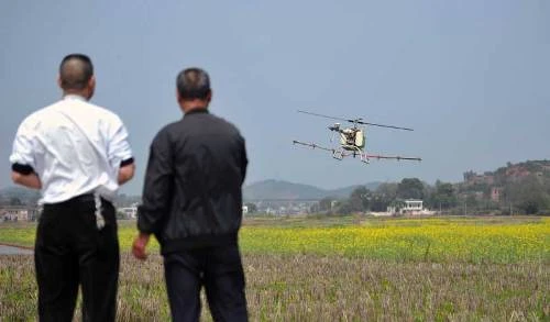  Nông dân chế máy bay để... phun thuốc trừ sâu ảnh 3