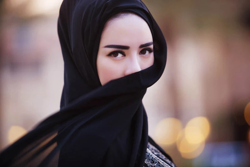Lý Nhã Kỳ hóa phụ nữ Dubai đầy bí ẩn ảnh 1