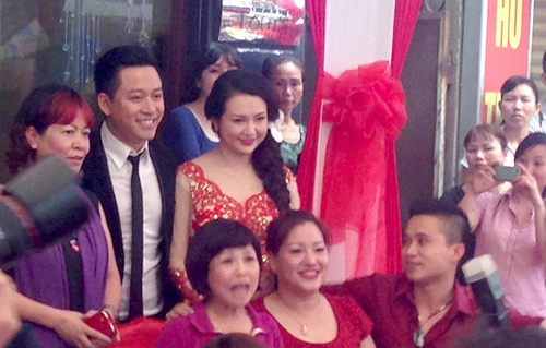 Tuấn Hưng và Thu Hương trong lễ ăn hỏi. Ảnh: Ngoisao. hung-4841-1396338186.jpg
