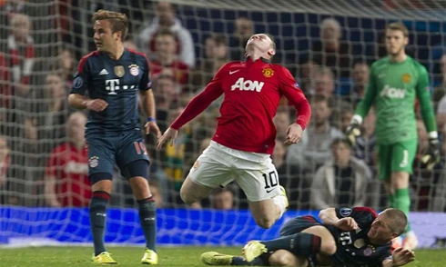 Schweinsteiger (áo sẫm, phải) lĩnh thẻ đỏ sau màn kịch của Rooney là một nỗi thất vọng của Bayern. Schweini-9131-1396392511.jpg