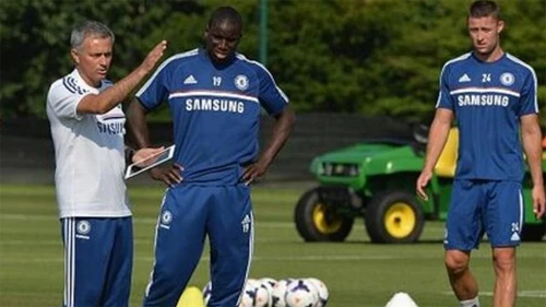 Mourinho chỉ dùng Ba (giữa) trong vai trò dự bị của dự bị trên hàng công, nơi ông ưu tiên theo thứ tự Eto'o, Torres và Schurrle. Ba-4903-1396724281.jpg