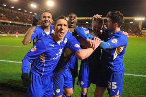 Leicester là đội Champions League đầu tiên giành vé lên Ngoại hạng Anh mùa tới. Ngoài một suất thăng hạng trực tiếp còn lại, bốn đội cán đích thứ từ ba tới thứ sáu ở Championships mùa này sẽ chia cặp đấu play-off, tìm ra suất cuối cùng lên dự Ngoại hạng Anh mùa tới. Leicester-2604-1396719645.jpg
