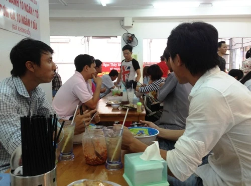 Một ngày quán bà Thủy bán được 5.000-7.000 tô. Ảnh: Hồng Châu. banh-canh-13-8232-1396664287.jpg