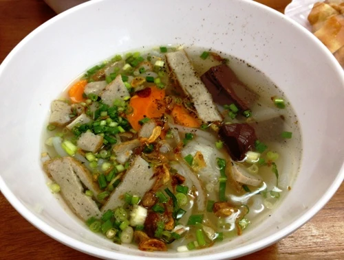 Mỗi tô bánh canh giá 10.000 đồng chỉ lời được 500 đồng. Ảnh: Hồng Châu. banh-canh-2-4773-1396664287.jpg