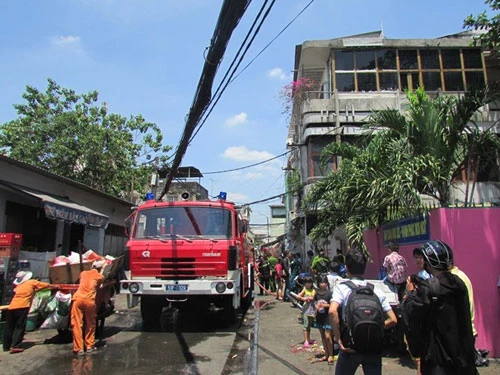 Cháy nhà 3 tầng trong hẻm, cả khu phố náo loạn ảnh 1 Cháy nhà 3 tầng trong hẻm, cả khu phố náo loạn