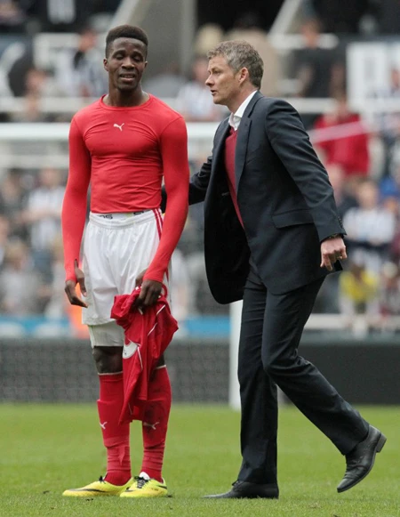 HLV Solskjaer an ủi học trò Zaha sau khi Cardiff rớt hạng. Ảnh: AFP. Cardiff-3421-1399141153.jpg