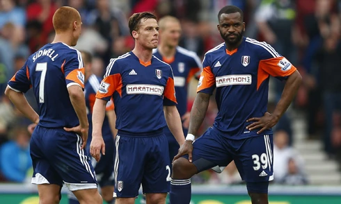 Ánh mắt tuyệt vọng của Scott Parker (giữa) và các đồng đội khi Fulham bại trận, xuống hạng. Ảnh: Reuters. Fulham-JPG-4075-1399141153.jpg