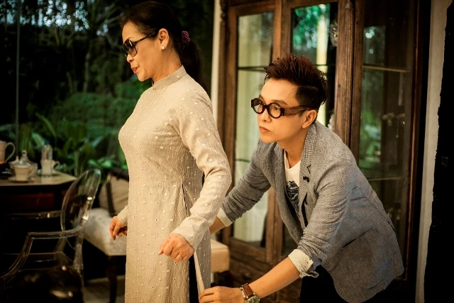 Ca sĩ Khánh Ly thử áo dài trước khi biểu diễn ảnh 3 Ca sĩ Khánh Ly thử áo dài trước khi biểu diễn ảnh 3