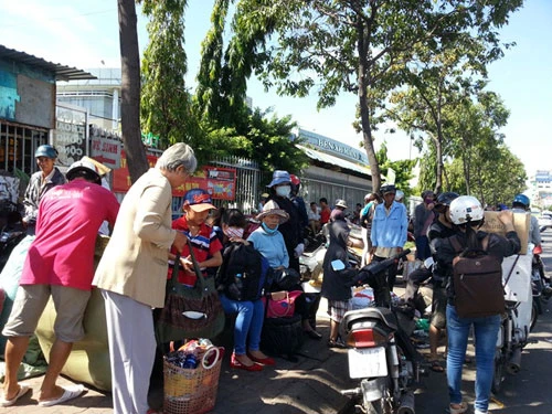 Người dân lũ lượt đổ về TP.HCM sau lễ ảnh 1 Hàng ngàn người tấp nập đổ về Sài Gòn sau lễ