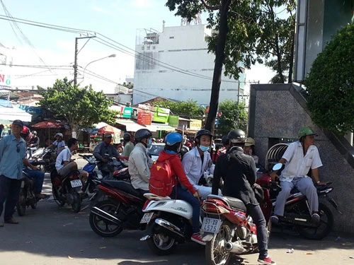 Người dân lũ lượt đổ về TP.HCM sau lễ ảnh 5 Hàng ngàn người tấp nập đổ về Sài Gòn sau lễ