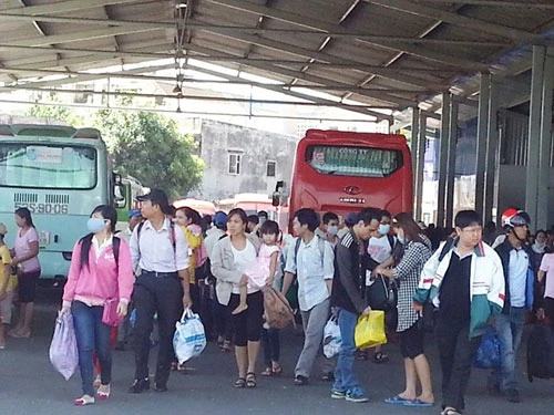 Người dân lũ lượt đổ về TP.HCM sau lễ ảnh 6 Hàng ngàn người tấp nập đổ về Sài Gòn sau lễ