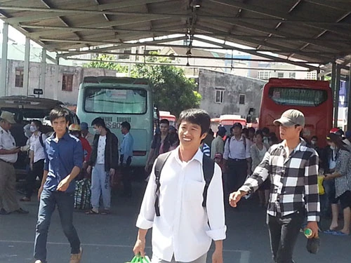 Người dân lũ lượt đổ về TP.HCM sau lễ ảnh 7 Hàng ngàn người tấp nập đổ về Sài Gòn sau lễ