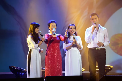 Những khoảnh khắc khó quên trong live concert Khánh Ly ảnh 9 Khánh Ly nhớ về 'Hà Nội mùa thu' với các ca sĩ thủ đô.