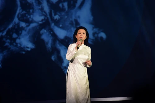 Những khoảnh khắc khó quên trong live concert Khánh Ly ảnh 1 Khánh Ly mở đầu chương trình với