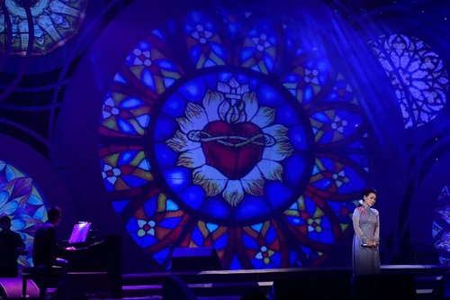 Những khoảnh khắc khó quên trong live concert Khánh Ly ảnh 2 Sân khấu được đầu tư công phu cả về ánh sáng, hình ảnh và âm thanh.