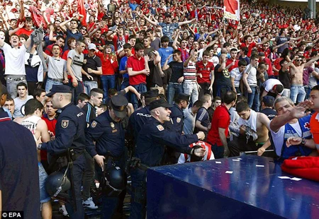 Sập SVĐ ở La Liga, cầu thủ liều mình cứu CĐV nhí ảnh 2 Cảnh sát dần mất kiểm soát