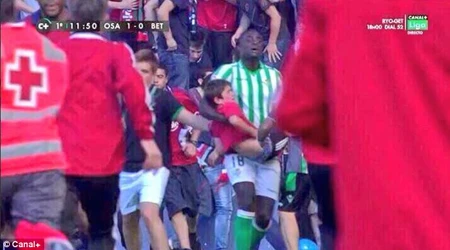 Sập SVĐ ở La Liga, cầu thủ liều mình cứu CĐV nhí ảnh 6 Tiền vệ