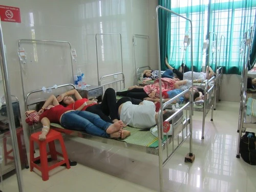 Thêm 29 công nhân MCNEX VINA có dấu hiệu ngộ độc thực phẩm phải nhập viện ảnh 1 Công nhân của Công ty MCNEX VINA đang điều trị tại Bệnh viện đa khoa Ninh Bình 3