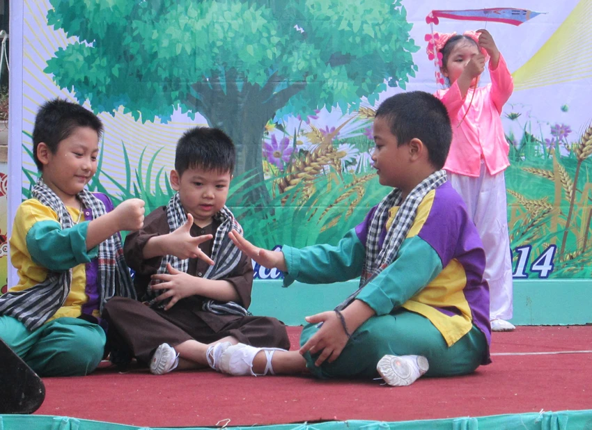 Ngộ nghĩnh nghe trẻ mầm non hát dân ca ảnh 1
